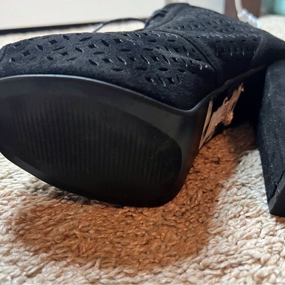 Delicacy Heeled Velvet Boots, Size 7.5. ‎ Never worn. 5 inch heel. - Picture 5 of 7